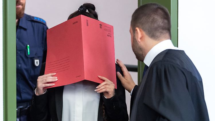 Die 27-jährige Angeklagte muss sich unter anderem wegen Mordes und Kriegsverbrechen vor Gericht verantworten.