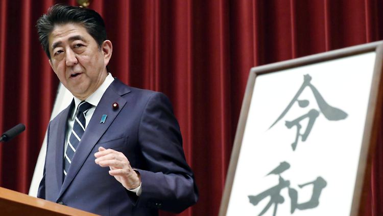 Am 1. April erklärte Japans Premier Abe den Epochennamen des neuen Kaisers: Reiwa, "schöne Harmonie".