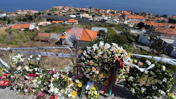 Am Unglücksort liegen Blumen und Kränze
