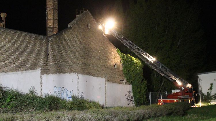 Hallendach eingestürzt: Rettungskräfte suchen nach möglicherweise Verschütteten. Es gibt aber keine.