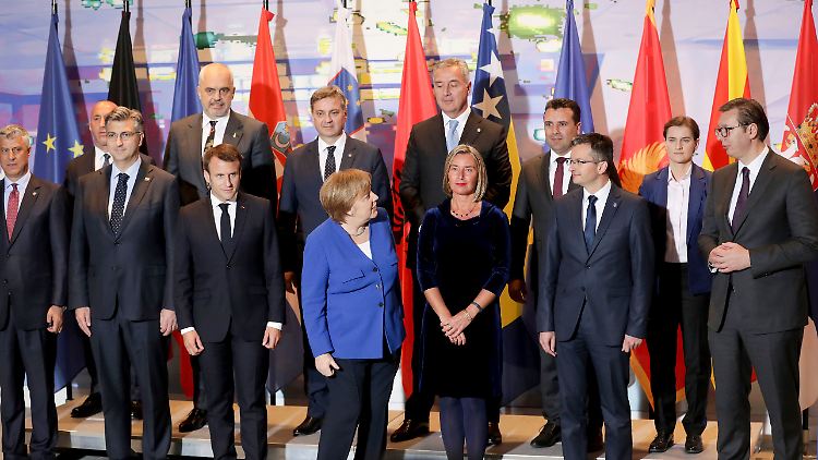 Gruppenfoto mit den Teilnehmern der Balkan-Konferenz im Kanzleramt.