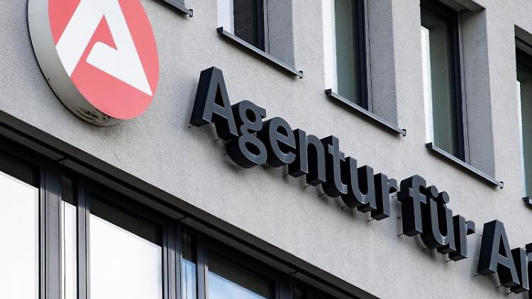 Bei einer vorübergehenden Senkung der Arbeitszeit haben Beschäftigte Anspruch auf Kurzarbeitergeld. Das ist eine Leistung, die der Arbeitgeber bei der Bundesagentur für Arbeit beantragt. 