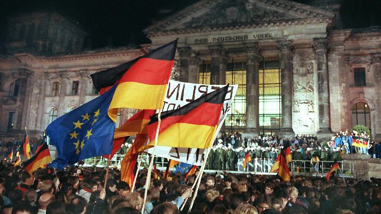 Am 3.10.1990 feierte rund eine Million Menschen vor dem Reichstagsgebäude die Deutsche Einheit.
