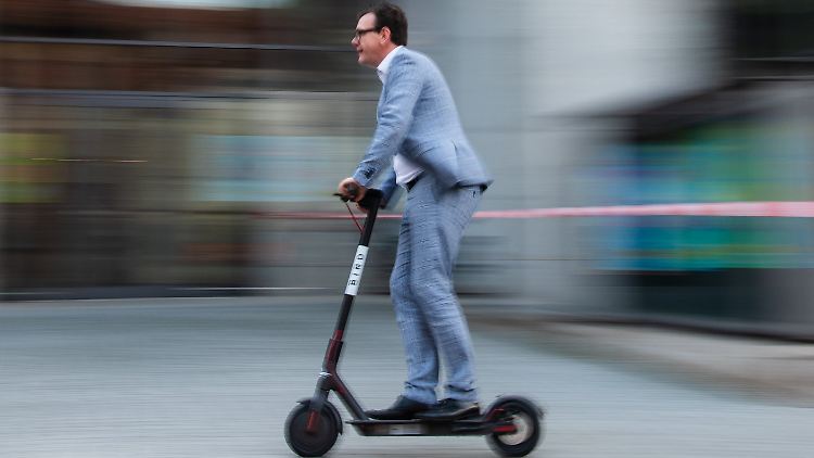 Voraussetzung, um einen eigenen E-Tretroller überhaupt auf öffentlichen Straßen und Radwegen bewegen zu dürfen, ist eine Straßenzulassung gemäß Elektrokleinstfahrzeug-Verordnung.