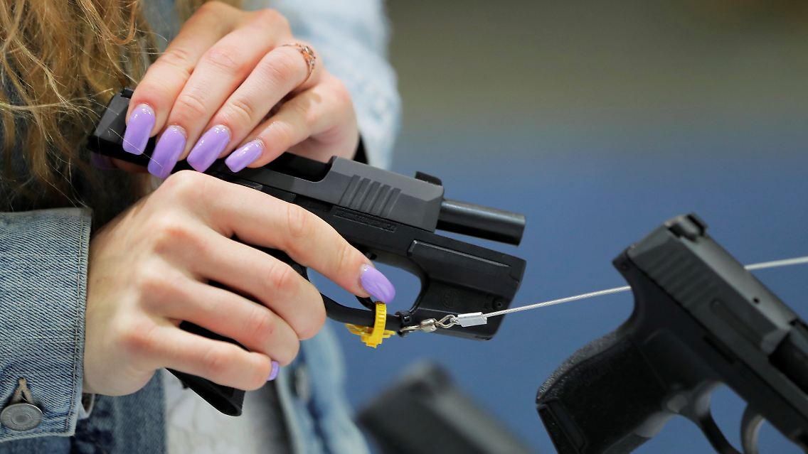 Das liegt weniger daran, dass die US-Amerikaner nach immer wieder neuen tödlichen Vorfällen Schusswaffen kritischer gegenüber stehen, ...