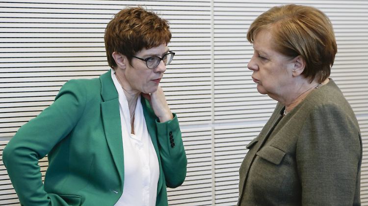 Die außerplanmäßige Klausur sei mit der Kanzlerin abgesprochen, sagt AKK.