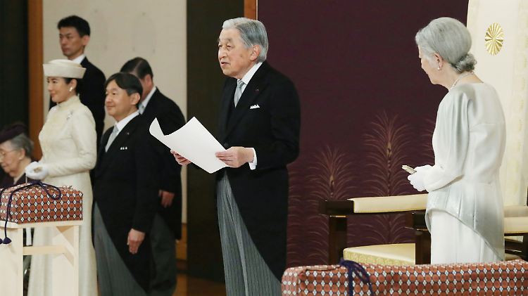 In seiner Rede dankt Akihito seiner Nation.