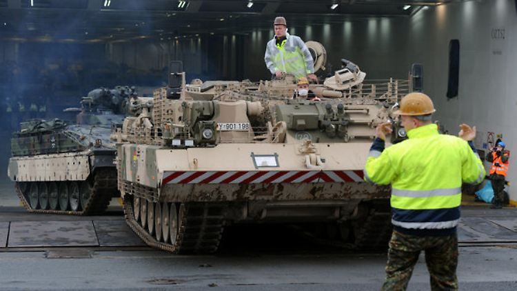 Ein Bergepanzer "Büffel" der Bundeswehr zieht einen Schützenpanzer "Marder".