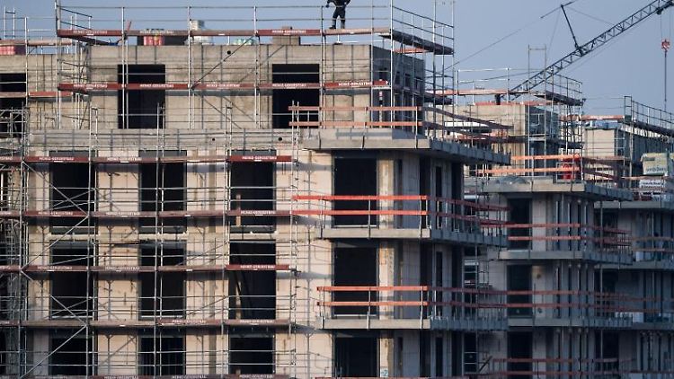 Ein Baugerüst steht an einem Rohbau für Neubau-Wohnungen.