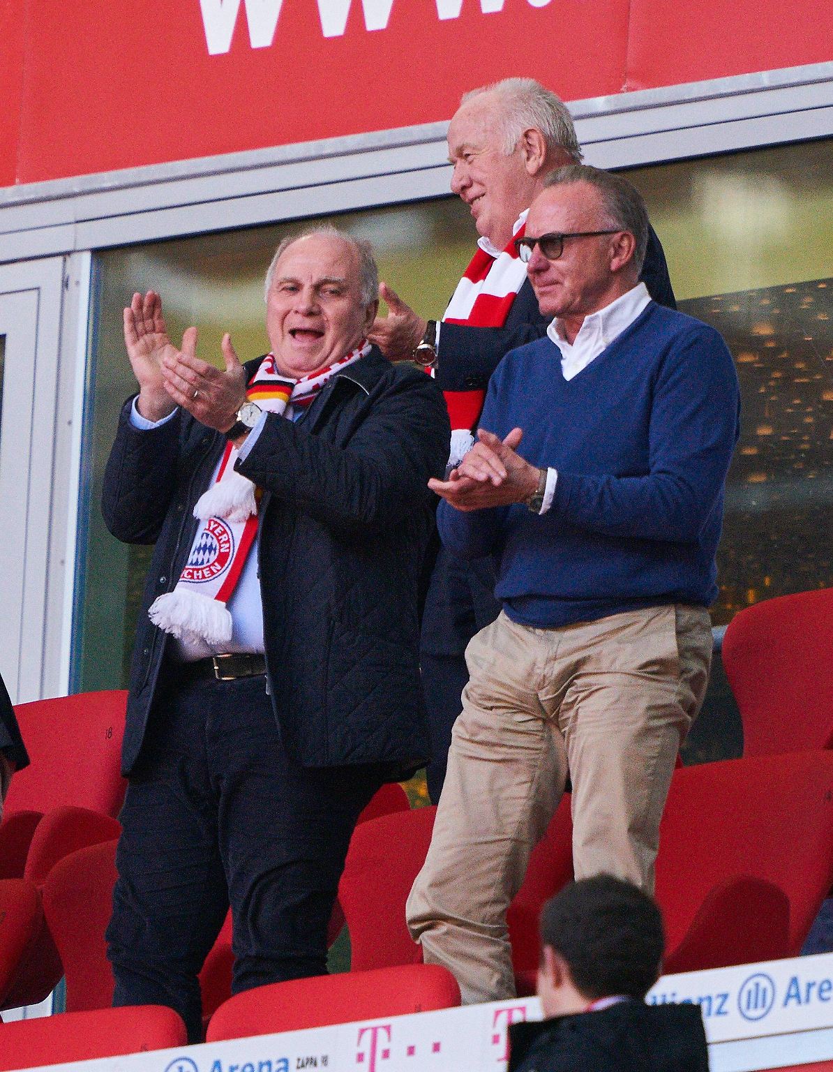 Uli Hoeneß sprüht auch 40 Jahre nach seinem ersten Arbeitstag als Manager des FC Bayern München vor Tatendrang, der heiße Saisonendspurt in der Fußball-Bundesliga mit der Double-Jagd elektrisiert den Präsidenten. 
