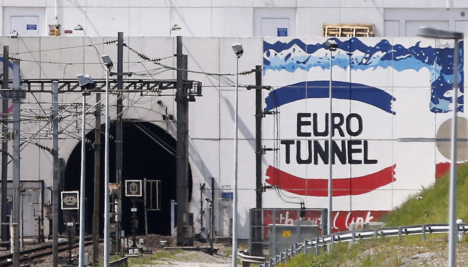 Der Eurotunnel ist mit seinen fast 38 Kilometern unter dem Ärmelkanal der längste Unterwassertunnel der Welt. Er verbindet Frankreich und England miteinander.