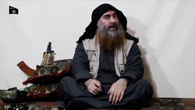 Der Chef des Islamischen Staats, Abu Bakr al-Bagdadi, sieht in dem Video deutlich verändert aus. Experten sind sicher -  die Waffe an der Wand soll Stärke symbolisieren. 