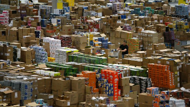 Der Mensch als Maschine: Manche Amazon-Mitarbeiter beklagen sich, sie würden überwacht und gesteuert wie Roboter.