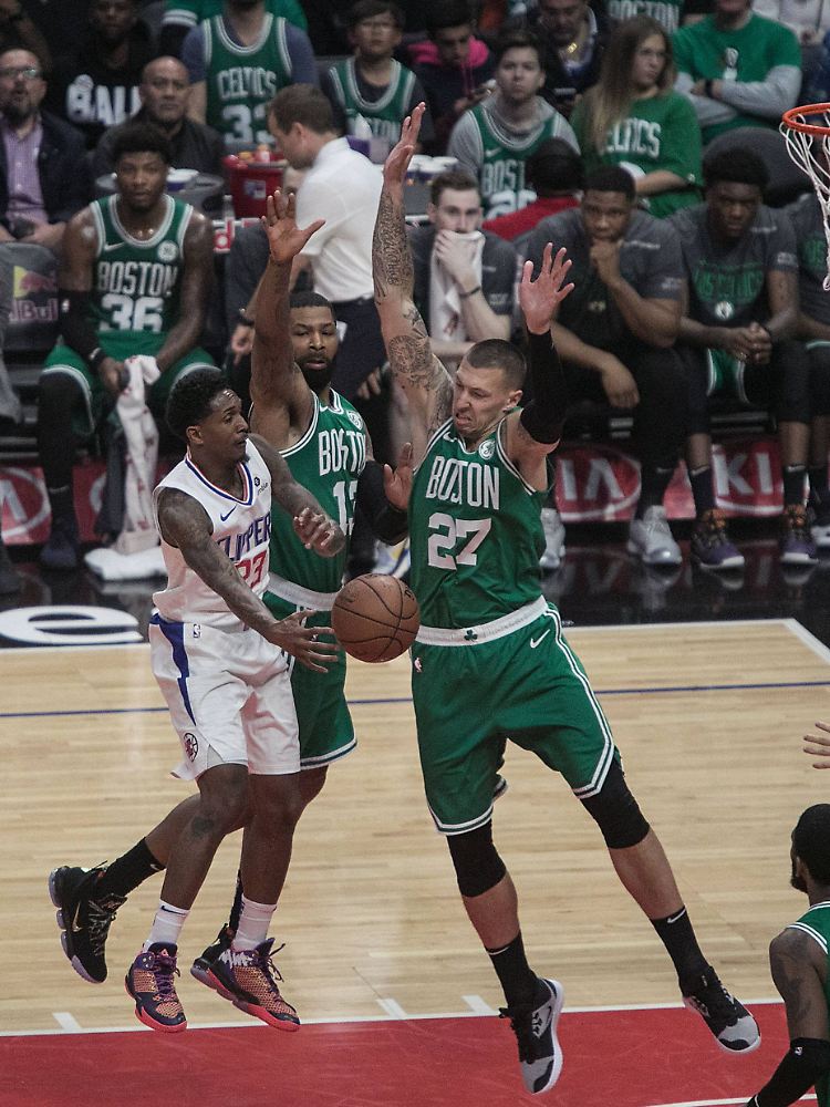 Der Deutsche Daniel Theis (Nummer 27) steckt bei den Boston Celtics gerade mittendrin in der Sportgeschichte von "Titletown".