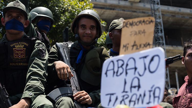 "Nieder mit der Tyrannei". Diese Soldaten haben sich den Gegnern von Präsident Maduro angeschlossen. 