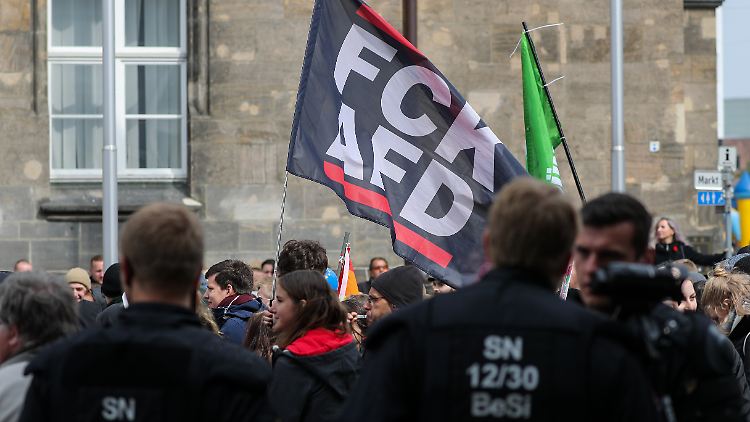 In Chemnitz folgten Hunderte Menschen dem Aufruf des Bündnisses "Aufstehen gegen Rassismus".