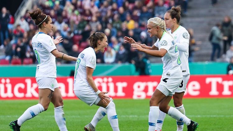 Jubel bei den "Wölfinnen". Der Treffer von Ewa Pajor (2.v.l.) reicht am Ende zum erneuten Titelgewinn.