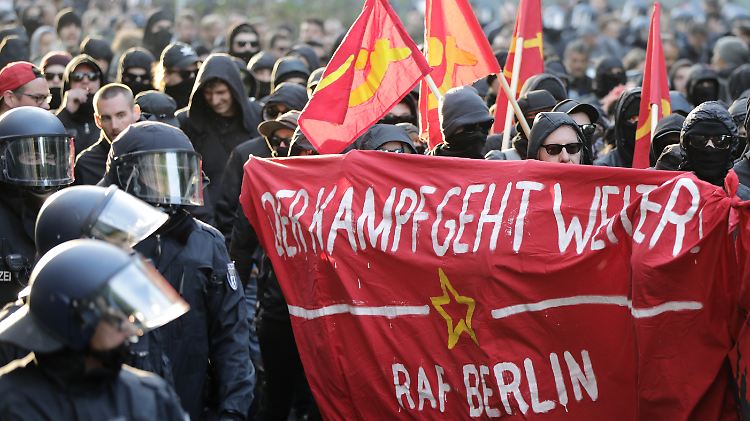 Im Berliner Stadtteil Friedrichshain findet die linksradikale "Revolutionäre 1. Mai-Demo" statt.