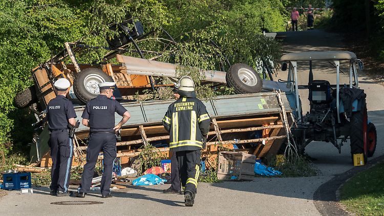 Ein Anhänger steht Kopf. Die Fahrgäste wurden von den sich verkeilenden Wagen heruntergeschleudert.