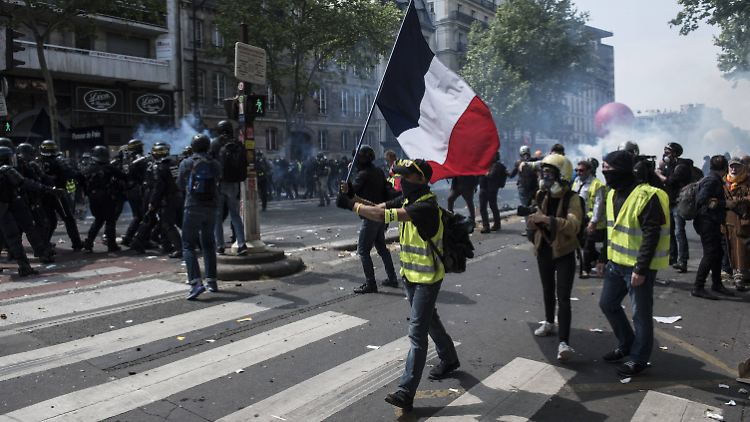 "Hauptstadt des Aufstands": Eine kleine Gruppe Maskierter sorgt bei den Mai-Kundgebungen in Paris für gewalttätige Ausschreitungen.