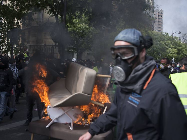 Brennende Barrikaden in Paris: Am Rande der Großdemonstrationen kommt es vereinzelt zu Gewaltausbrüchen.