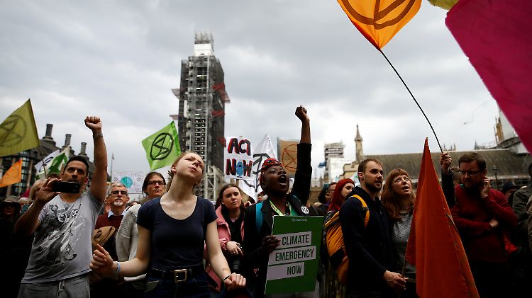 Ein "Riesenschritt vorwärts": Klimaaktivisten der Gruppe "Extinction Rebellion" am Parliament Square in London.