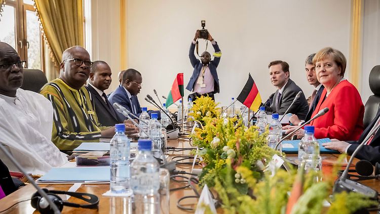 "Eine Verantwortung, die auch Europa mit betrifft": Bundeskanzlerin Angela Merkel in Ougadougou.