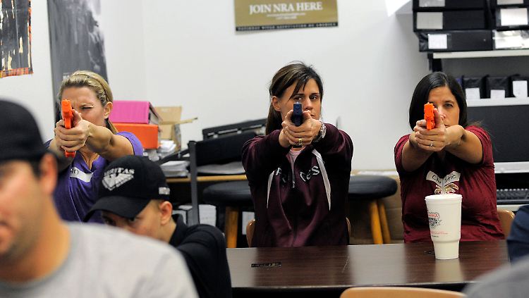 Bewaffnete Gegenwehr im Klassenzimmer: In speziellen Kursen sollen Lehrer lernen, wie sie im Ernstfall Amok laufende Schüler erschießen (Archivbild).