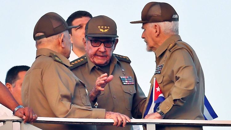 Noch ist Raúl Castro (Mitte) Chef der Kommunistischen Partei Kubas.