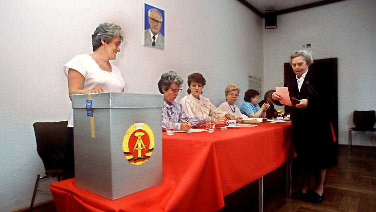 Am 7. Mai 1989 in einem Ost-Berliner Wahllokal.