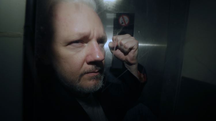 Julian Assange nach der Gerichtsverhandlung, seit der er eine 50-wöchige Gefängnisstrafe absitzt. 