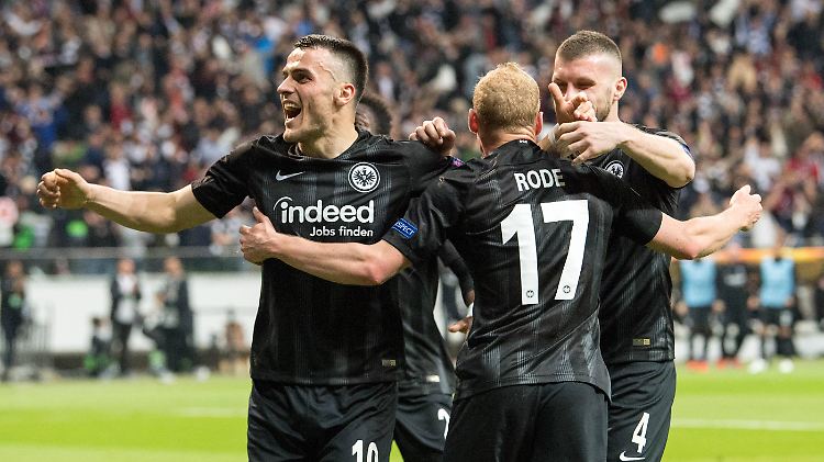 Wollen gegen Chelsea genauso jubeln wie gegen Lissabon: Kostic, Rode und Rebic (v.l.).