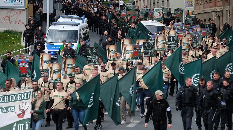 Mit Trommeln und Fahnen ziehen Rechtsextremisten durch Plauen.