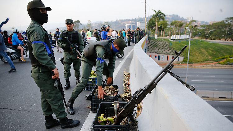 Auf einer Brücke nahe der Militärbasis in Caracas positionieren sich Guaidós Soldaten. Später fliehen sie.