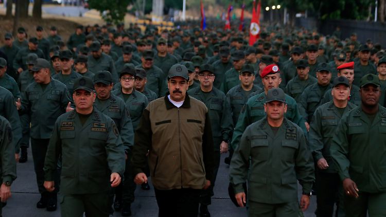 Nicolás Maduro (Mitte), links von ihm Verteidigungsminister Wladimir Padrino und das Militär - bislang Seite an Seite.