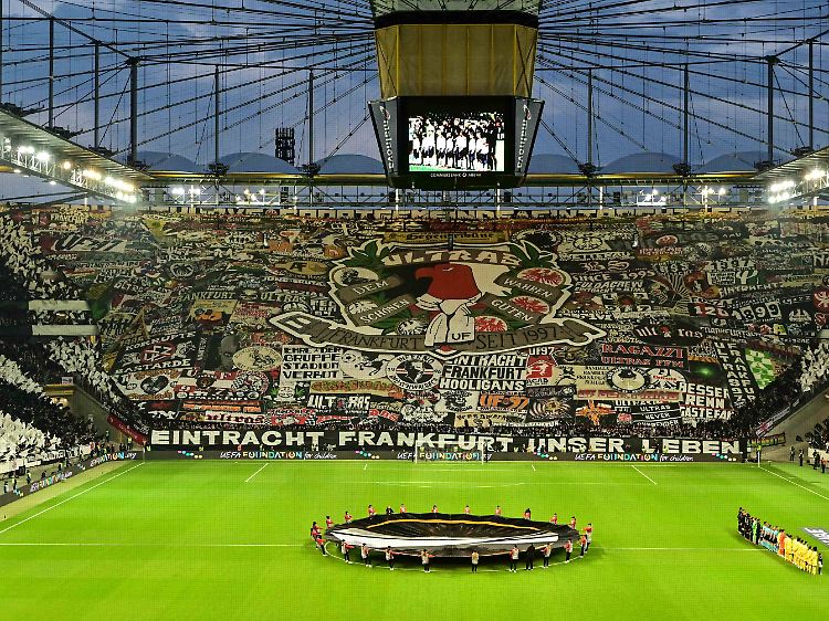 Gänsehautstimmung im Waldstadion: Die Choreografie der Frankfurter Fans.