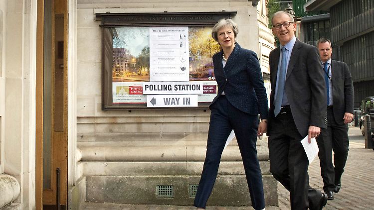 Theresa May kam mit ihrem Mann Philip ins Wahllokal.