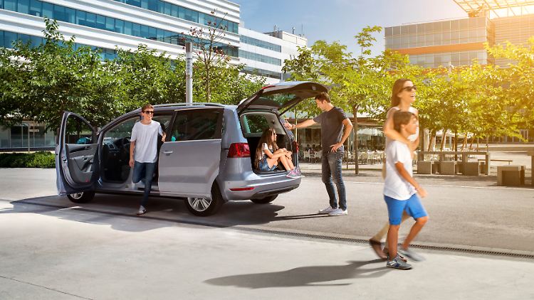 Mit Kindern gibt es kaum ein praktischeres Auto als einen großen Van vom Schlage Seat Alhambra.