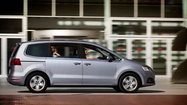 Praktische Schiebetüren und große Fensterflächen, die für Helligkeit im Innenraum sorgen, zeichnen den Seat Alhambra aus.