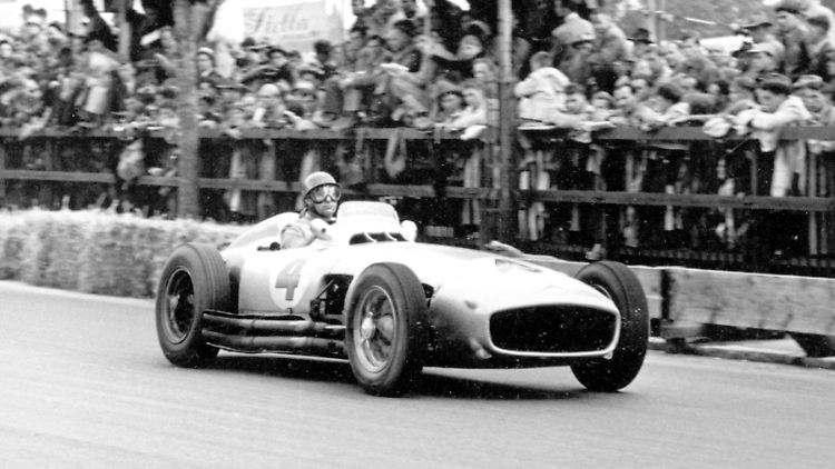 Juan Manuel Fangio im Mercedes-Benz Formel-1-Rennwagen W 196 R.