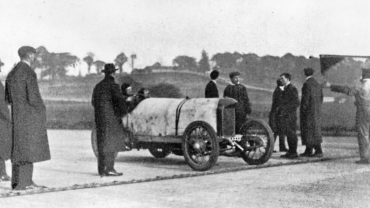 Mit dem Benz-200-PS-Rekordwagen fährt Victor Hémery 1909 in Brooklands (England) erstmals schneller als 200 km/h mit einem Benzin-Automobil.