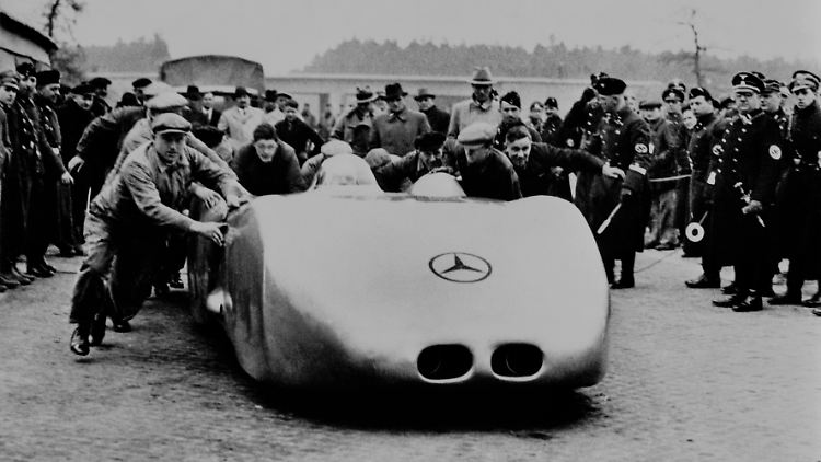 Mit dem Mercedes-Benz W 125 Zwölfzylinder-Rekordwagen erreicht Rudolf Caracciola am 28. Januar 1938 auf der Autobahn Frankfurt-Darmstadt 432,7 km/h.