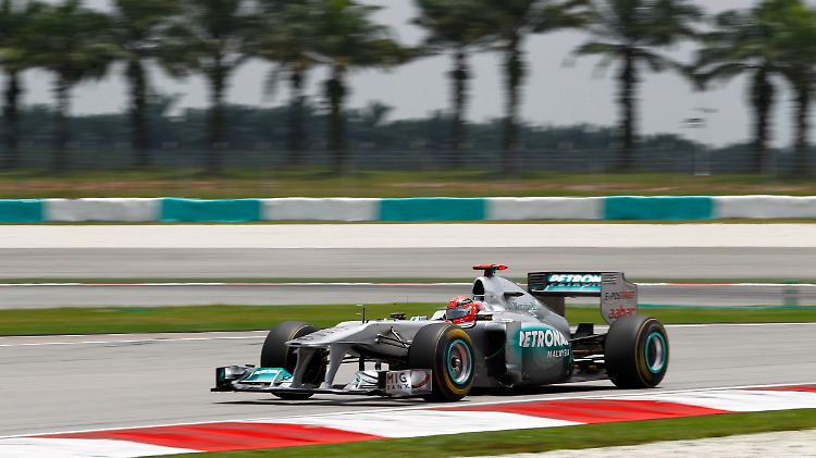 Mercedes MGP W02 Formel-1-Rennwagen der Saison 2011, Foto vom Großen Preis von Malaysia 2011, in dem Michael Schumacher auf Rang neun seine ersten Punkte mit den neuen Silberpfeilen holt.
