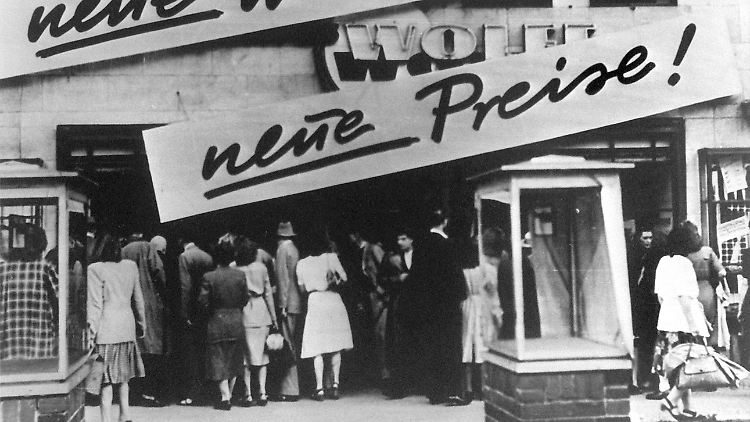 Die Einführung der D-Mark 1948 und die sich füllenden Schaufenstern markierten für viele Westdeutsche rückblickend die eigentliche Gründung der Bundesrepublik.