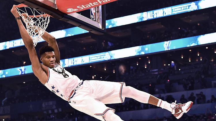 Ein echter Athlet: Giannis Antetokounmpo kann hoch springen. 