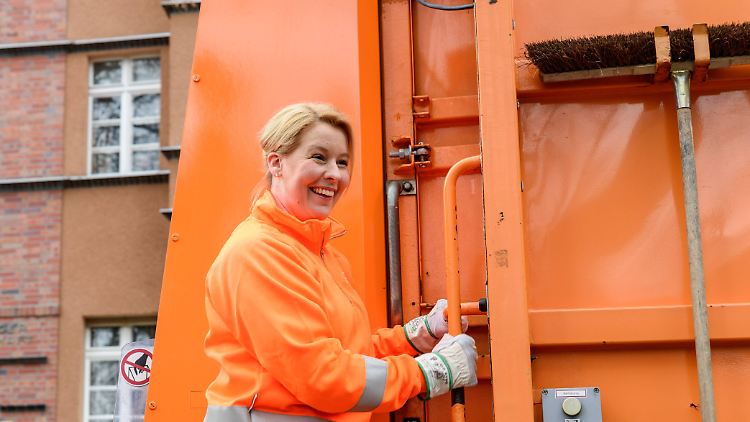 Giffey bei ihrem Praktikum bei der Berliner Stadtreinigung vor einigen Wochen.