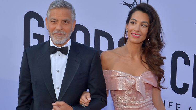 Amal Clooney (r.) verbietet ihrem George nach einem Unfall das Motorradfahren.