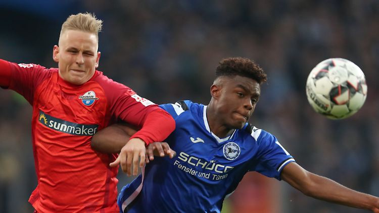 Das ostwestfälische Kräftemessen kann Bielefeld am Ende für sich entscheiden - hier Bielefelds Anderson Lucoqui (r.) im Zweikampf mit Kai Pröger.
