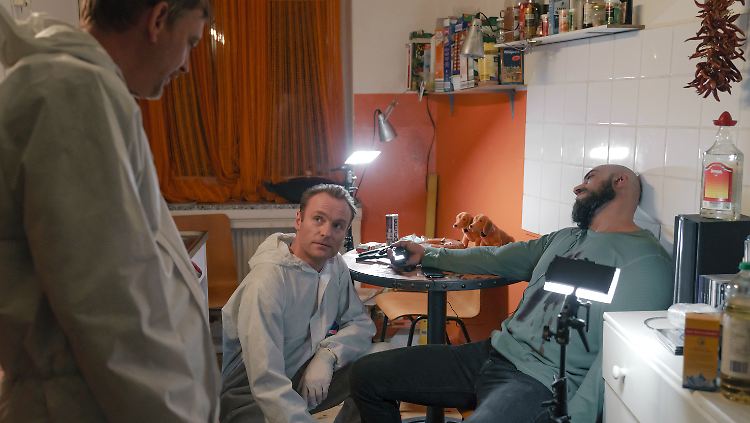Karow (Mark Waschke) untersucht einen toten Drogendealer.