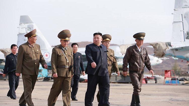 Nordkoreas Staatschef Kim Jong-Un umgeben von Militärs.